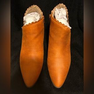 Journee Collection Tessa Scalloped Block Heel Booties